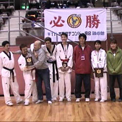 �e�R���h�[�̋L�O�B�e�̒�Ԃł�